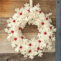 Festive Norwegian Wreath Image 1