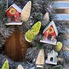 Frosty Birdhouse Wreath Image 2