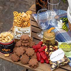 Gourmet Picnic & Basket Image 3